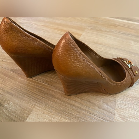 ❤️❤️Tory Burch Leather Brown Peep Toe High Wedges W/Gold Monogram - Picture 11 of 13